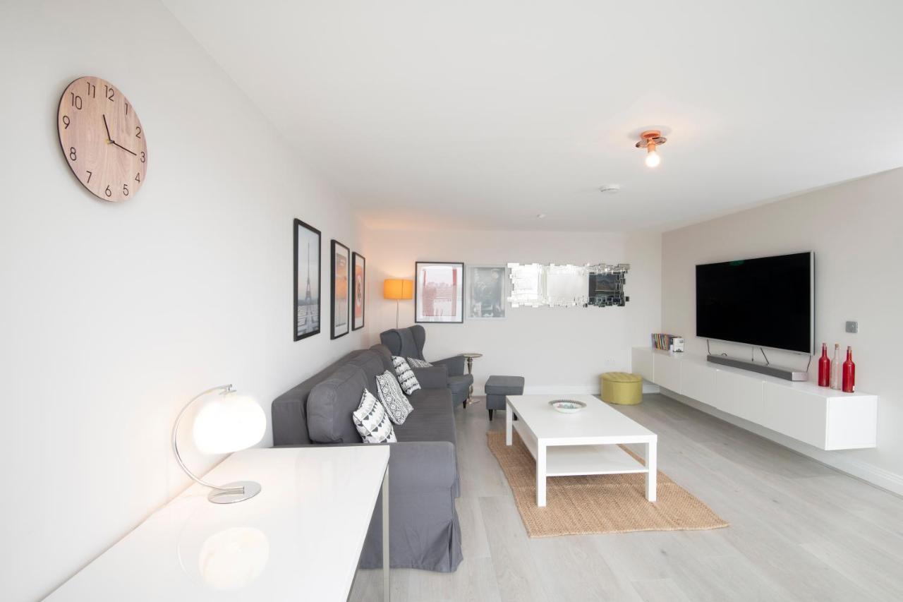 מיידנהד Spacious Apartment With Parking Space, Close To Heathrow, Elizabeth Line And Windsor מראה חיצוני תמונה